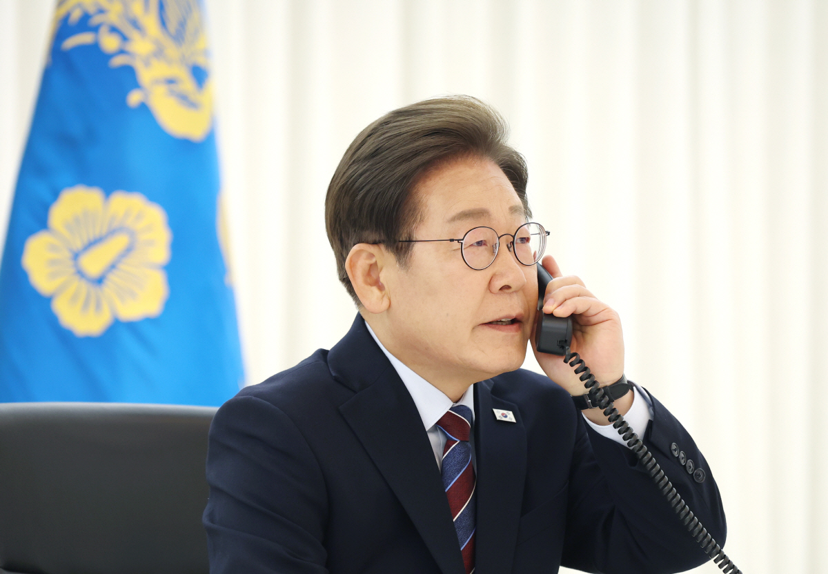 ▲이재명 대통령이 6일 서울 한남동 관저에서 도널드 트럼프 미국 대통령과 전화 통화를 하기 위해 수화기를 들고 있다. (연합뉴스)