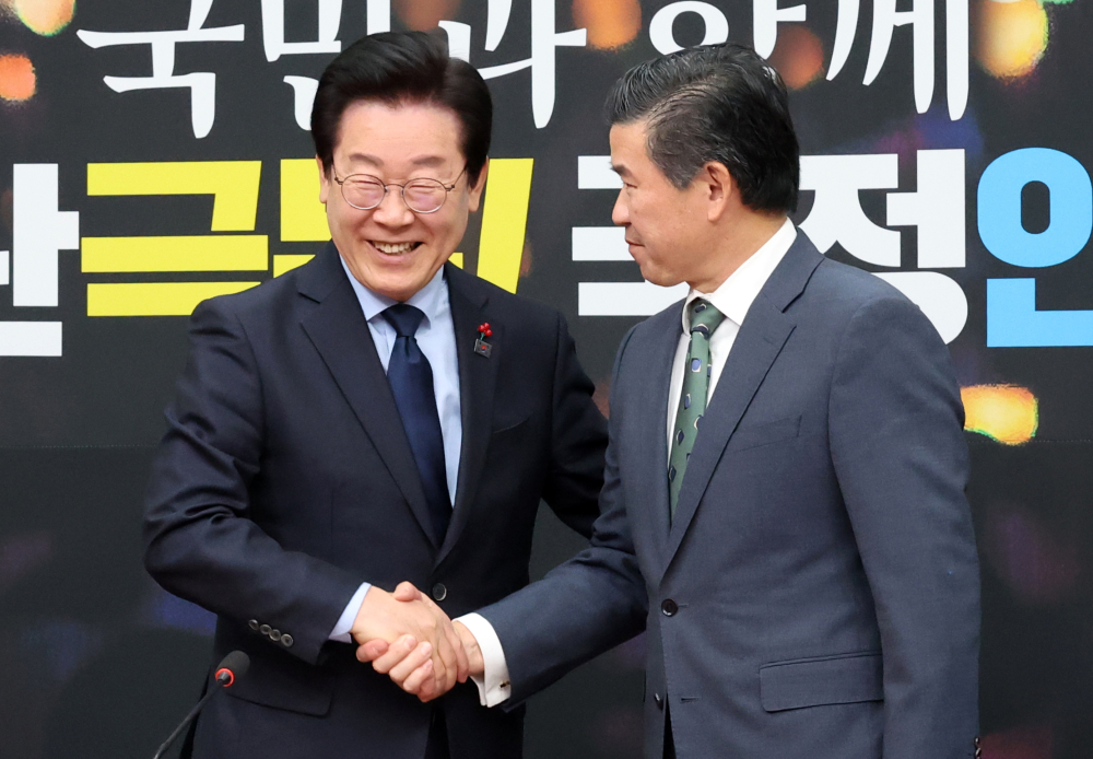 ▲이재명(왼쪽) 더불어민주당 대표가 지난해 12월 16일 서울 여의도 국회에서 제임스 김 주한미국상공회의소(암참) 회장을 접견하고 있다. 고이란 기자 photoeran@ (이투데이DB)