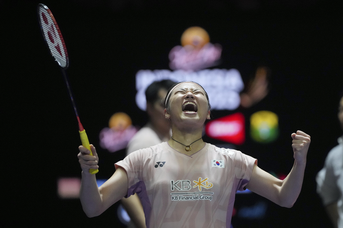 ▲배드민턴 세계 랭킹 1위인 안세영 선수가 6월 인도네시아 자카르타에서 열린 인도네시아오픈 여자 단식 결승에서 중국의 왕즈이 선수를 누르고 우승을 차지한 뒤 환호하고 있다. 자카르타/AP연합뉴스