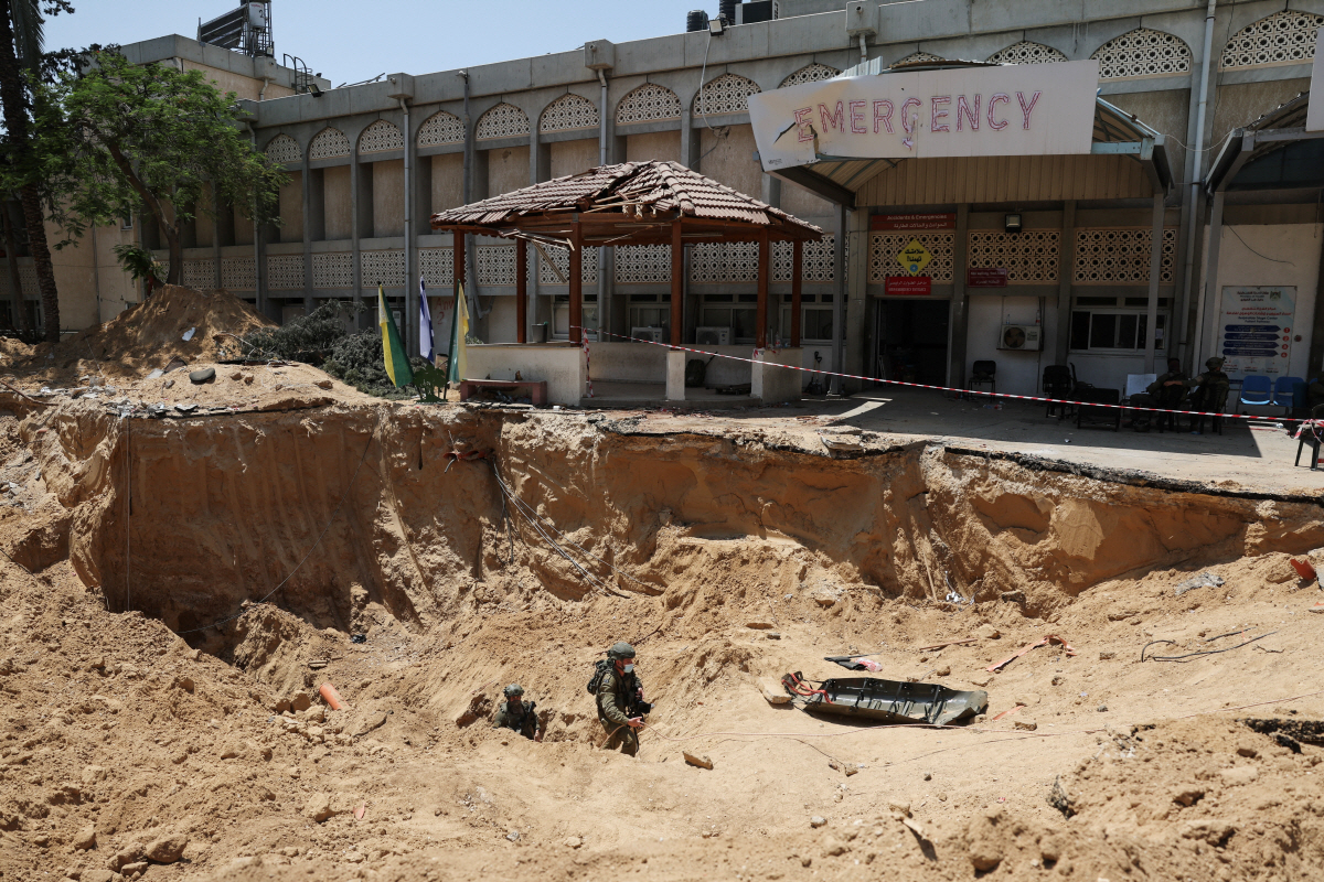 ▲8일(현지시간) 가자지구 칸 유니스의 유럽 병원 지하 터널에서 이스라엘 군인들이 걸어 나오고 있다. 로이터연합뉴스