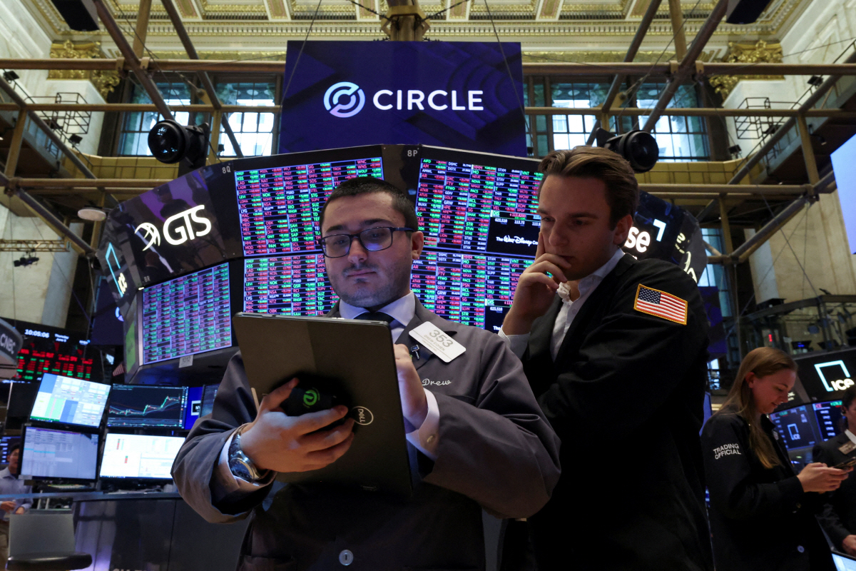 ▲미국 뉴욕 뉴욕증권거래소(NYSE)에서 트레이더들이 일하고 있다. 뉴욕/로이터연합뉴스