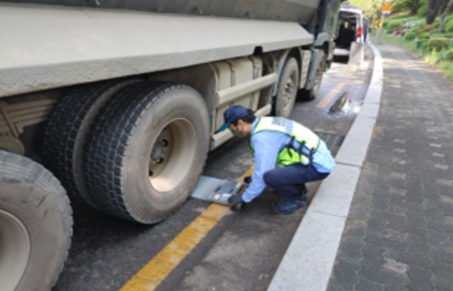 ▲축하중 위반 여부를 측정하는 모습. (사진제공=서울시)