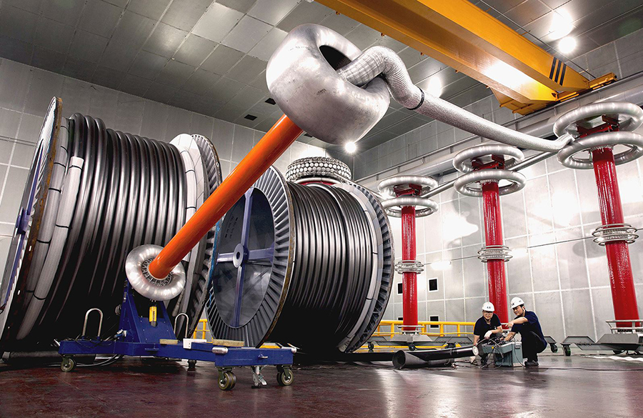 ▲LS전선 직원이 구미 공장에서 초고압 직류(HVDC) 케이블을 테스트하고 있다 (자료제공=LS전선)