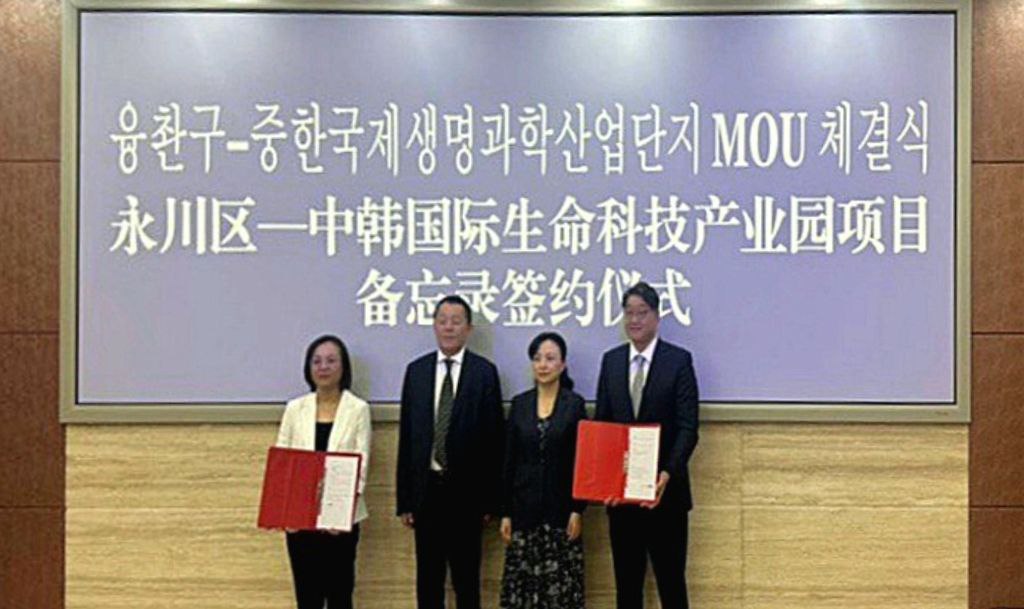 ▲고병철 엔에스이엔엠 대표(사진 오른쪽 첫 번쨰)가 5일부터 8일까지 중국 충칭시를 방문해 현지 정부 관계자들과 업무협약을 체결한 후 기념촬영을 하고 있다.(엔에스이엔엠 제공)