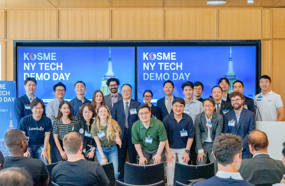 ▲6일 미국 뉴욕 맨해튼 PENN1 타워에서 열린 'KOSME NEW YORK TECH DEMO DAY' 관계자들이 기념촬영을 하고 있다. (사진제공=중소벤처기업진흥공단)