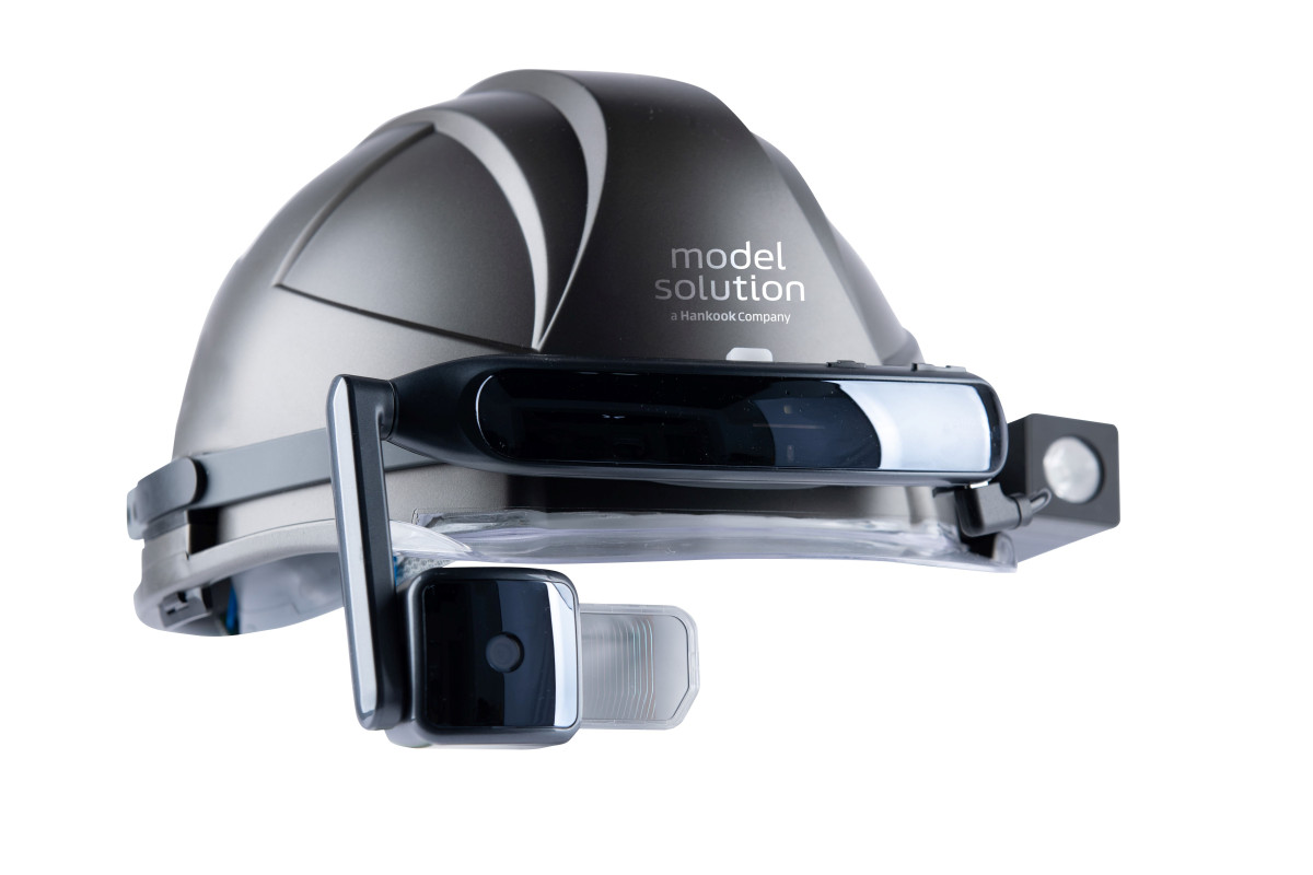 ▲모델솔루션이 2024년 출시한 산업용 AR 디바이스 모습. (사진=모델솔루션)