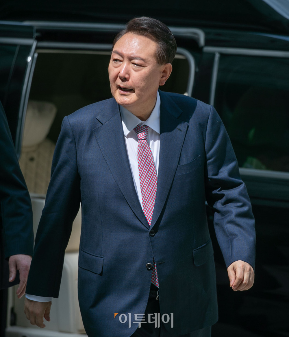 ▲윤석열 전 대통령이 9일 오전 서울 서초구 서울중앙지방법원에서 내란 우두머리 혐의 사건 6차 공판에 출석하고 있다. (이투데이DB)