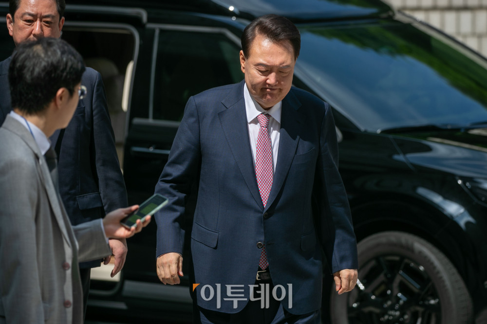 ▲윤석열 전 대통령이 9일 서울중앙지방법원에서 열린 내란 우두머리 협의 · 직권남용 권리행사 방해 혐의 사건 6차 공판에 출석하고 있다. 사진공동취재단