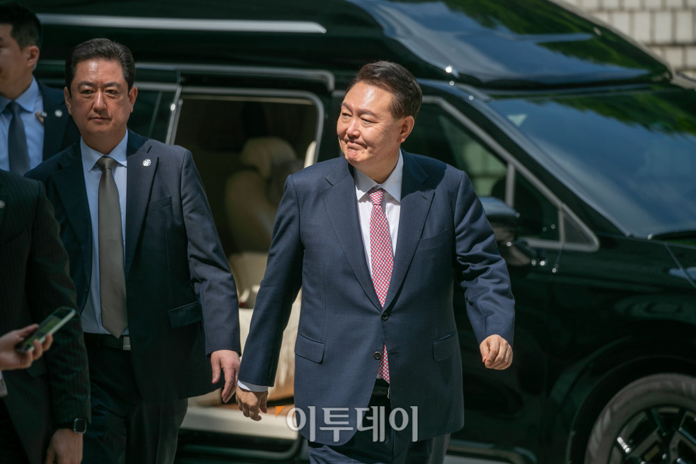 ▲윤석열 전 대통령이 9일 서울중앙지방법원에서 열린 내란 우두머리 협의 · 직권남용 권리행사 방해 혐의 사건 6차 공판에 출석하고 있다. 사진공동취재단