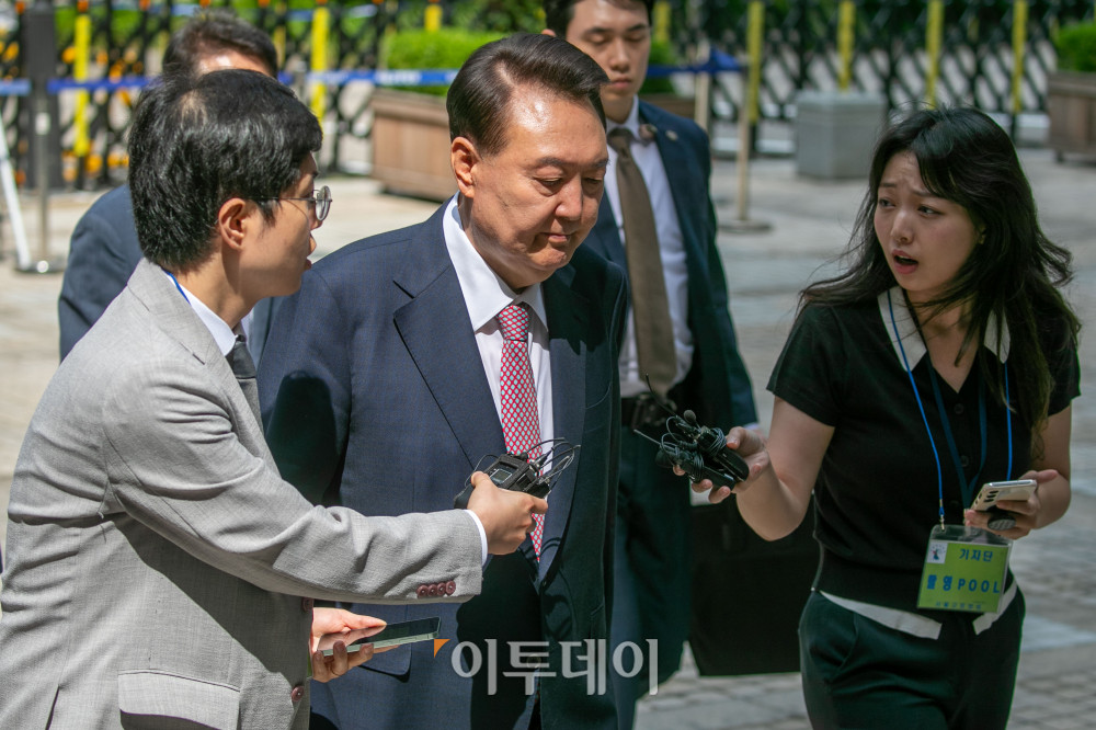 ▲윤석열 전 대통령이 9일 서울중앙지방법원에서 열린 내란 우두머리 협의 · 직권남용 권리행사 방해 혐의 사건 6차 공판에 출석하고 있다. 사진공동취재단