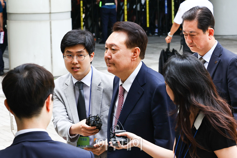 ▲윤석열 전 대통령이 9일 서울중앙지방법원에서 열린 내란 우두머리 협의 · 직권남용 권리행사 방해 혐의 사건 6차 공판에 출석하고 있다. 사진공동취재단