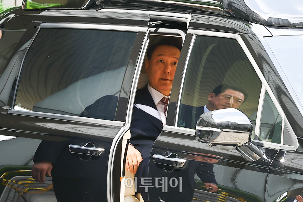 ▲윤석열 전 대통령이 9일 서울중앙지방법원에서 열린 내란 우두머리 협의 · 직권남용 권리행사 방해 혐의 사건 6차 공판에 출석하고 있다. 사진공동취재단