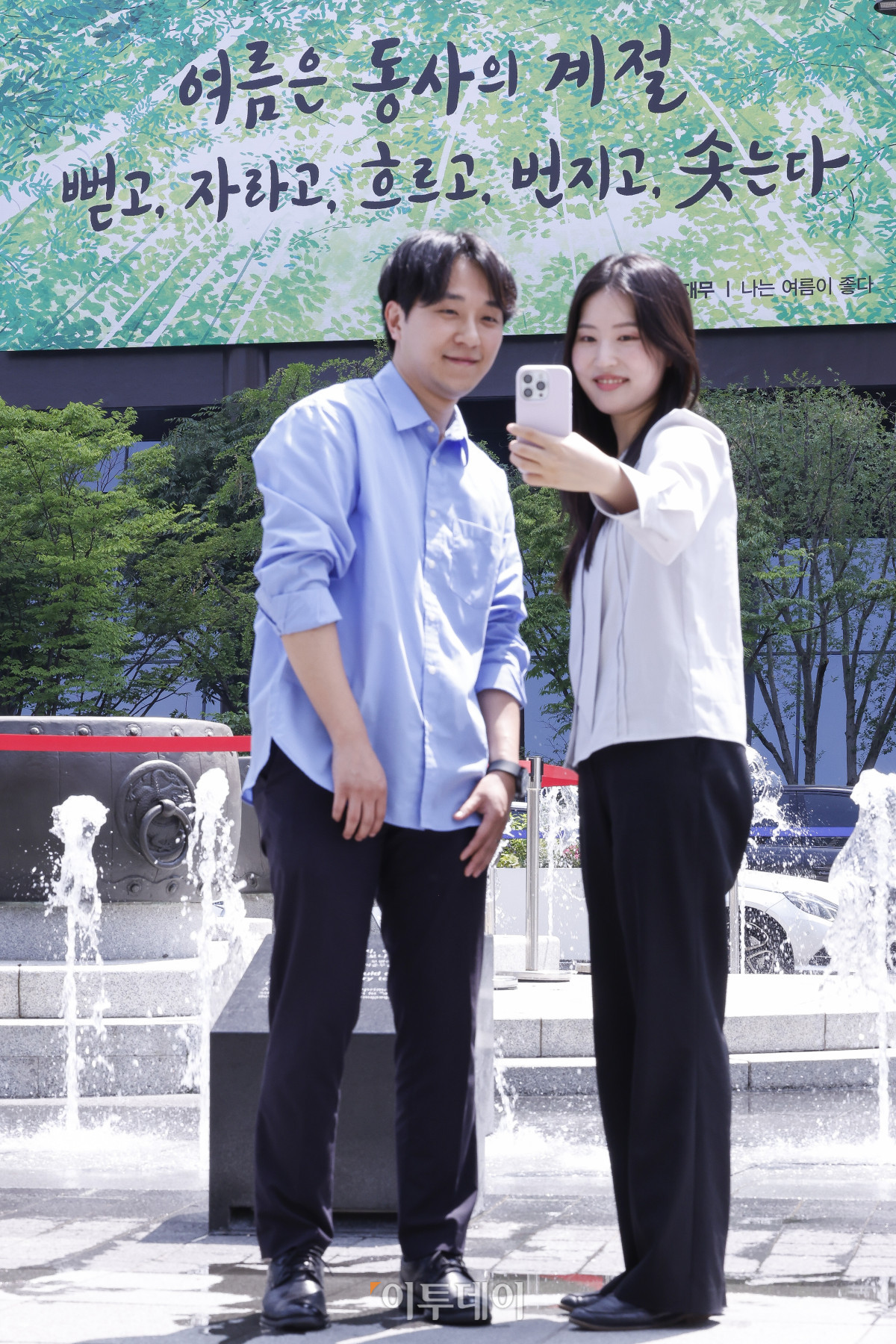 ▲9일 서울 종로구 교보생명 외벽에 이재무 시인의 '나는 여름이 좋다'에서 발췌한 광화문 글판 여름편이 개시돼 있다. 교보생명은 여름을 덥고 지치는 계절이 아닌 역동적으로 변화하며 성장하는 시간으로 바라보고, 무궁무진한 가능성과 긍정의 에너지를 끊임없이 펼쳐 나가자는 뜻으로 문안을 선정했다고 밝혔다. 조현호 기자 hyunho@