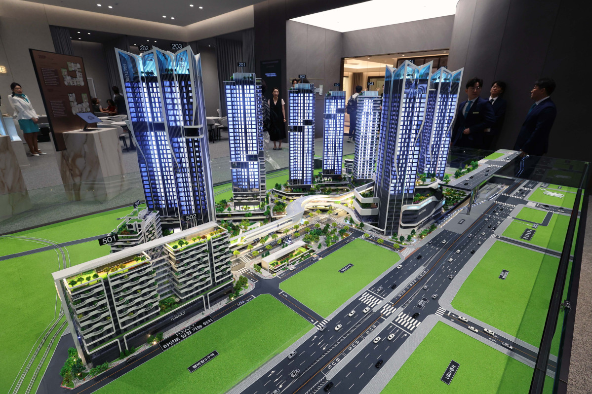 ▲HDC현대산업개발과 포스코이앤씨가 9일 서울 용산구 베르가모 웨딩홀에 ‘용산정비창 전면 제1구역’ 재개발 홍보관을 나란히 열고 조합원 표심 잡기에 나섰다. 이날 포스코이앤씨 홍보관에 ‘오티에르 용산’ 모형이 전시돼 있다. 용산 정비창 전면 1구역 재개발은 서울 용산구 한강로3가 40-641번지 일대에 지하 6층~지상 38층 12동 아파트 777가구와 오피스텔 894실, 상업·업무 시설 등을 짓는 사업으로 공사비만 1조원대에 육박할 것으로 추산된다. 조합 측은 22일 총회를 열어 시공사를 선정할 계획이다. 신태현 기자 holjjak@