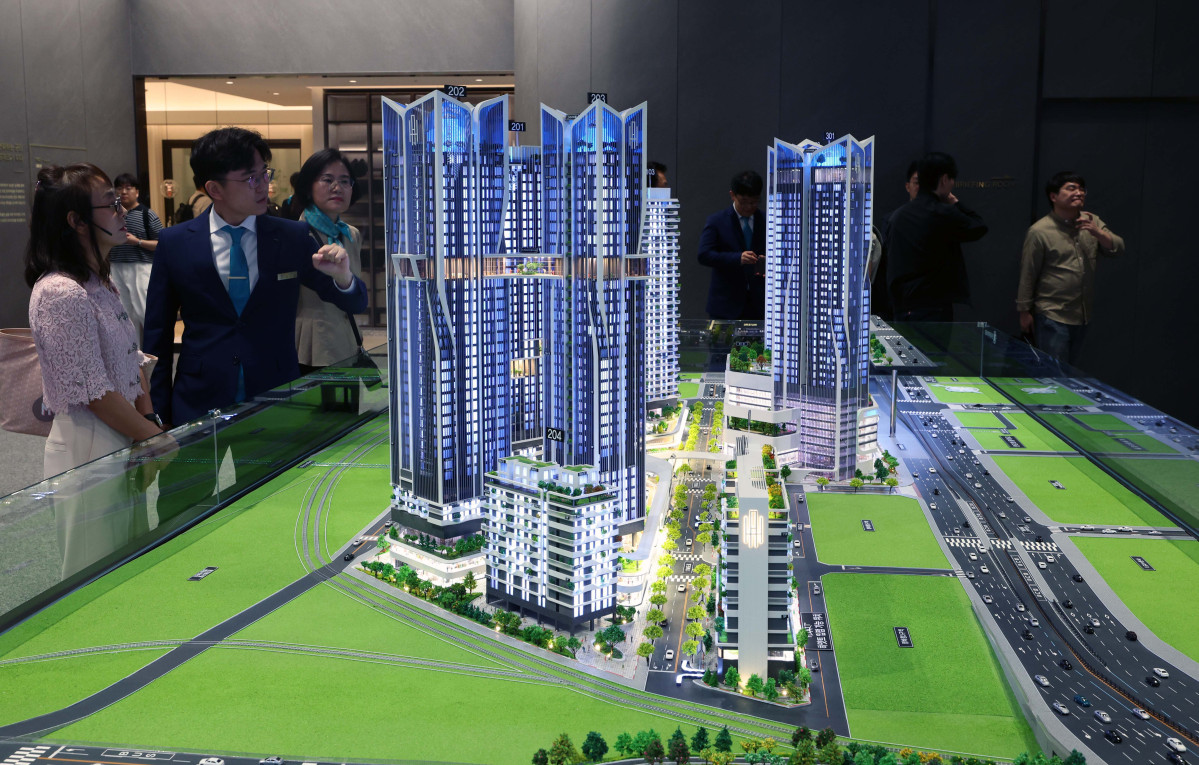 ▲HDC현대산업개발과 포스코이앤씨가 9일 서울 용산구 베르가모 웨딩홀에 ‘용산정비창 전면 제1구역’ 재개발 홍보관을 나란히 열고 조합원 표심 잡기에 나섰다. 이날 포스코이앤씨 홍보관에 ‘오티에르 용산’ 모형이 전시돼 있다. 용산 정비창 전면 1구역 재개발은 서울 용산구 한강로3가 40-641번지 일대에 지하 6층~지상 38층 12동 아파트 777가구와 오피스텔 894실, 상업·업무 시설 등을 짓는 사업으로 공사비만 1조원대에 육박할 것으로 추산된다. 조합 측은 22일 총회를 열어 시공사를 선정할 계획이다. 신태현 기자 holjjak@