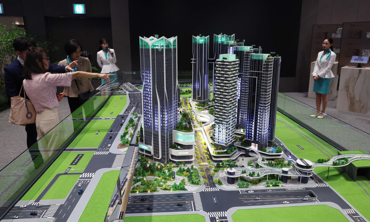 ▲HDC현대산업개발과 포스코이앤씨가 9일 서울 용산구 베르가모 웨딩홀에 ‘용산정비창 전면 제1구역’ 재개발 홍보관을 나란히 열고 조합원 표심 잡기에 나섰다. 이날 포스코이앤씨 홍보관에 ‘오티에르 용산’ 모형이 전시돼 있다. 용산 정비창 전면 1구역 재개발은 서울 용산구 한강로3가 40-641번지 일대에 지하 6층~지상 38층 12동 아파트 777가구와 오피스텔 894실, 상업·업무 시설 등을 짓는 사업으로 공사비만 1조원대에 육박할 것으로 추산된다. 조합 측은 22일 총회를 열어 시공사를 선정할 계획이다. 신태현 기자 holjjak@