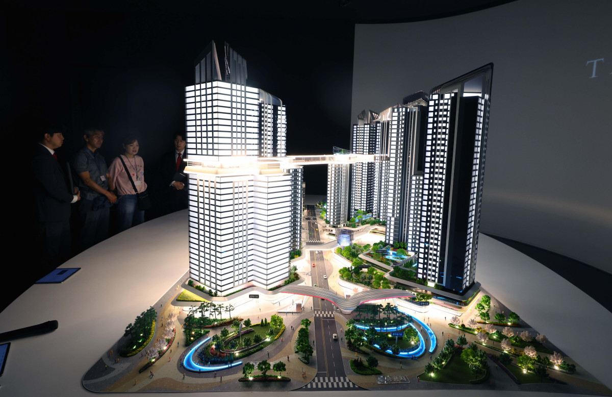 ▲HDC현대산업개발과 포스코이앤씨가 9일 서울 용산구 베르가모 웨딩홀에 ‘용산정비창 전면 제1구역’ 재개발 홍보관을 나란히 열고 조합원 표심 잡기에 나섰다. 이날 HDC현산 홍보관에 ‘더 라인 330’ 모형이 전시돼 있다. 용산 정비창 전면 1구역 재개발은 서울 용산구 한강로3가 40-641번지 일대에 지하 6층~지상 38층 12동 아파트 777가구와 오피스텔 894실, 상업·업무 시설 등을 짓는 사업으로 공사비만 1조원대에 육박할 것으로 추산된다. 조합 측은 22일 총회를 열어 시공사를 선정할 계획이다. 신태현 기자 holjjak@