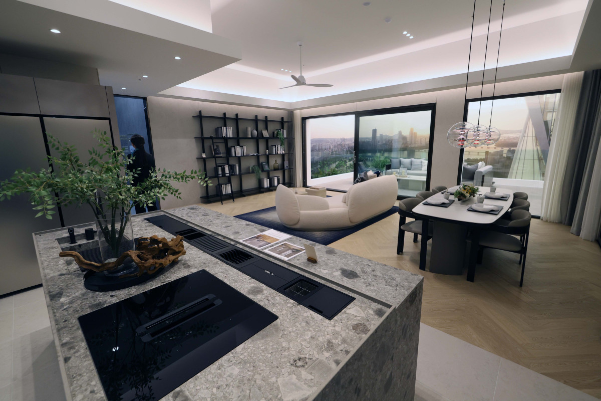 ▲HDC현대산업개발과 포스코이앤씨가 9일 서울 용산구 베르가모 웨딩홀에 ‘용산정비창 전면 제1구역’ 재개발 홍보관을 나란히 열고 조합원 표심 잡기에 나섰다. 이날 포스코이앤씨 홍보관에 ‘오티에르 용산’ 모델하우스가 마련돼 있다. 용산 정비창 전면 1구역 재개발은 서울 용산구 한강로3가 40-641번지 일대에 지하 6층~지상 38층 12동 아파트 777가구와 오피스텔 894실, 상업·업무 시설 등을 짓는 사업으로 공사비만 1조원대에 육박할 것으로 추산된다. 조합 측은 22일 총회를 열어 시공사를 선정할 계획이다. 신태현 기자 holjjak@