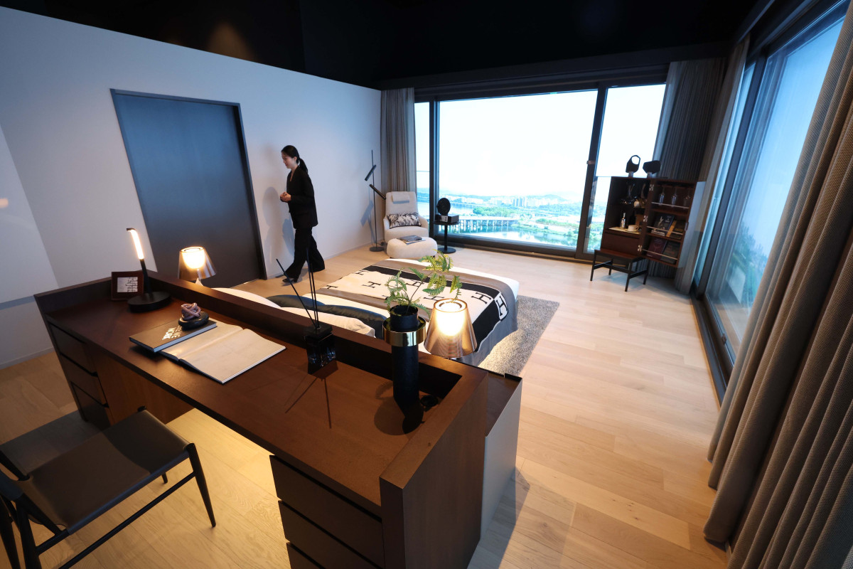 ▲HDC현대산업개발과 포스코이앤씨가 9일 서울 용산구 베르가모 웨딩홀에 ‘용산정비창 전면 제1구역’ 재개발 홍보관을 나란히 열고 조합원 표심 잡기에 나섰다. 이날 HDC현산 홍보관에 ‘더 라인 330’ 모델하우스가 마련돼 있다. 용산 정비창 전면 1구역 재개발은 서울 용산구 한강로3가 40-641번지 일대에 지하 6층~지상 38층 12동 아파트 777가구와 오피스텔 894실, 상업·업무 시설 등을 짓는 사업으로 공사비만 1조원대에 육박할 것으로 추산된다. 조합 측은 22일 총회를 열어 시공사를 선정할 계획이다. 신태현 기자 holjjak@