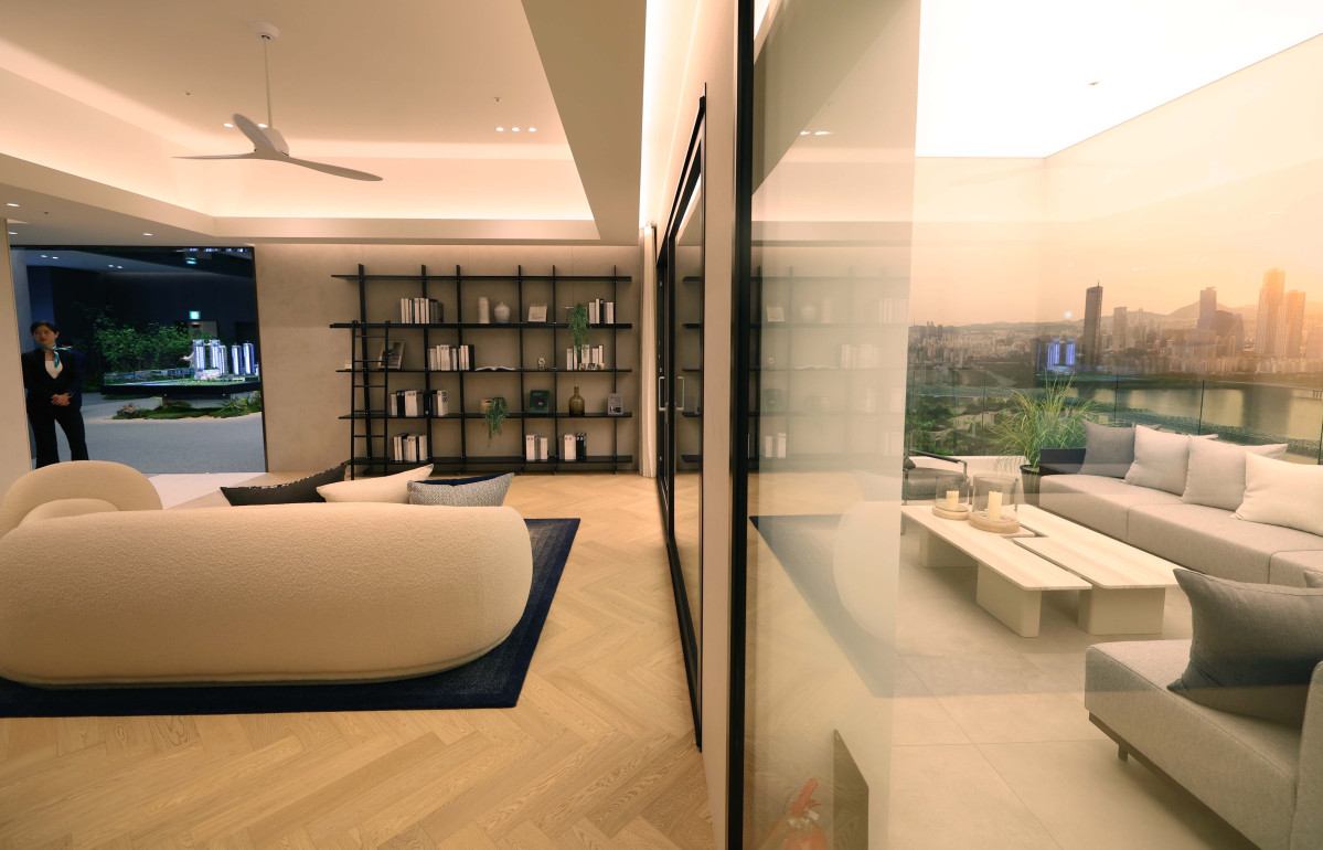 ▲HDC현대산업개발과 포스코이앤씨가 9일 서울 용산구 베르가모 웨딩홀에 ‘용산정비창 전면 제1구역’ 재개발 홍보관을 나란히 열고 조합원 표심 잡기에 나섰다. 이날 포스코이앤씨 홍보관에 ‘오티에르 용산’ 모델하우스가 마련돼 있다. 용산 정비창 전면 1구역 재개발은 서울 용산구 한강로3가 40-641번지 일대에 지하 6층~지상 38층 12동 아파트 777가구와 오피스텔 894실, 상업·업무 시설 등을 짓는 사업으로 공사비만 1조원대에 육박할 것으로 추산된다. 조합 측은 22일 총회를 열어 시공사를 선정할 계획이다. 신태현 기자 holjjak@