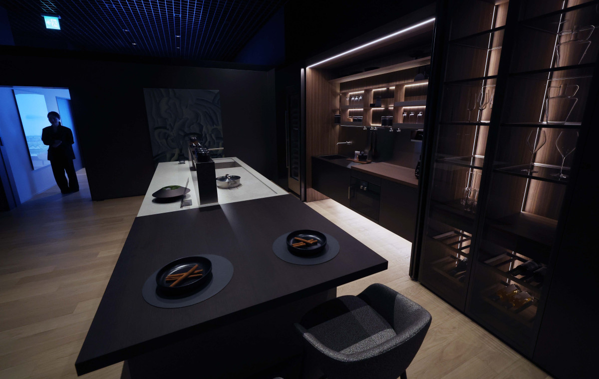 ▲HDC현대산업개발과 포스코이앤씨가 9일 서울 용산구 베르가모 웨딩홀에 ‘용산정비창 전면 제1구역’ 재개발 홍보관을 나란히 열고 조합원 표심 잡기에 나섰다. 이날 HDC현산 홍보관에 ‘더 라인 330’ 모델하우스가 마련돼 있다. 용산 정비창 전면 1구역 재개발은 서울 용산구 한강로3가 40-641번지 일대에 지하 6층~지상 38층 12동 아파트 777가구와 오피스텔 894실, 상업·업무 시설 등을 짓는 사업으로 공사비만 1조원대에 육박할 것으로 추산된다. 조합 측은 22일 총회를 열어 시공사를 선정할 계획이다. 신태현 기자 holjjak@