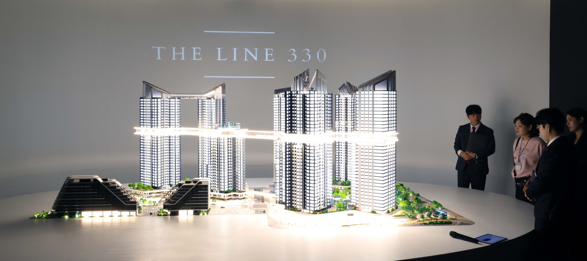 ▲HDC현대산업개발과 포스코이앤씨가 9일 서울 용산구 베르가모 웨딩홀에 ‘용산정비창 전면 제1구역’ 재개발 홍보관을 나란히 열고 조합원 표심 잡기에 나섰다. 이날 HDC현산 홍보관에 ‘더 라인 330’ 모형이 전시돼 있다. 용산 정비창 전면 1구역 재개발은 서울 용산구 한강로3가 40-641번지 일대에 지하 6층~지상 38층 12동 아파트 777가구와 오피스텔 894실, 상업·업무 시설 등을 짓는 사업으로 공사비만 1조원대에 육박할 것으로 추산된다. 조합 측은 22일 총회를 열어 시공사를 선정할 계획이다. 신태현 기자 holjjak@