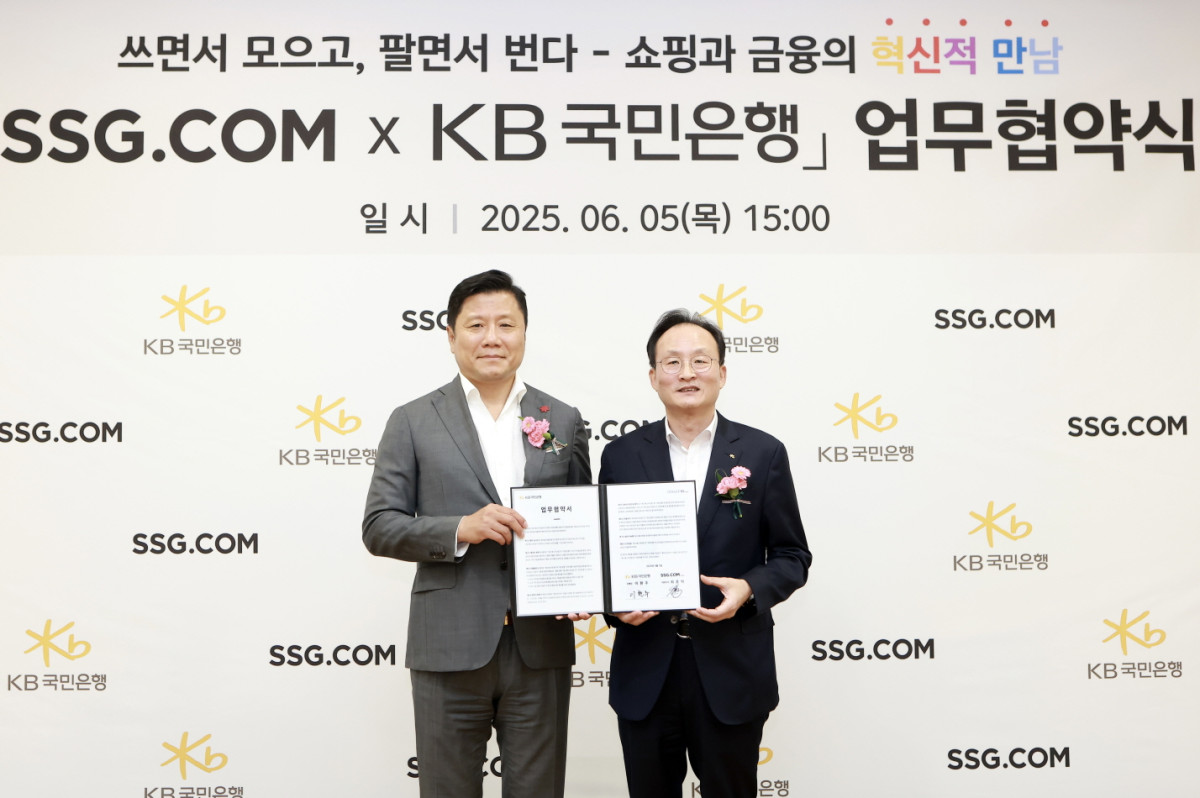 ▲최훈학 SSG닷컴 대표이사(왼쪽)와 이환주 KB국민은행장이 업무협약 체결 후 기념사진을 촬영하고 있다. (사진제공=SSG닷컴)