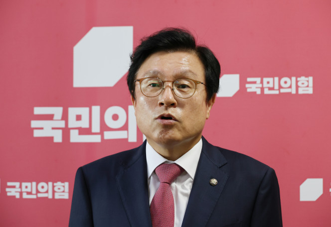 ▲국민의힘 박형수 원내수석부대표가 9일 서울 여의도 국회에서 원내대표 선출 관련 선관위 첫 회의 결과 브리핑을 하고 있다. 2025.6.9. (연합뉴스)