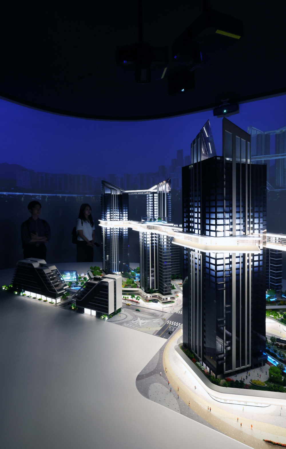 ▲HDC현대산업개발과 포스코이앤씨가 9일 서울 용산구 베르가모 웨딩홀에 ‘용산정비창 전면 제1구역’ 재개발 홍보관을 나란히 열고 조합원 표심 잡기에 나섰다. 이날 HDC현산 홍보관에 모형이 전시돼 있다. (이투데이DB)