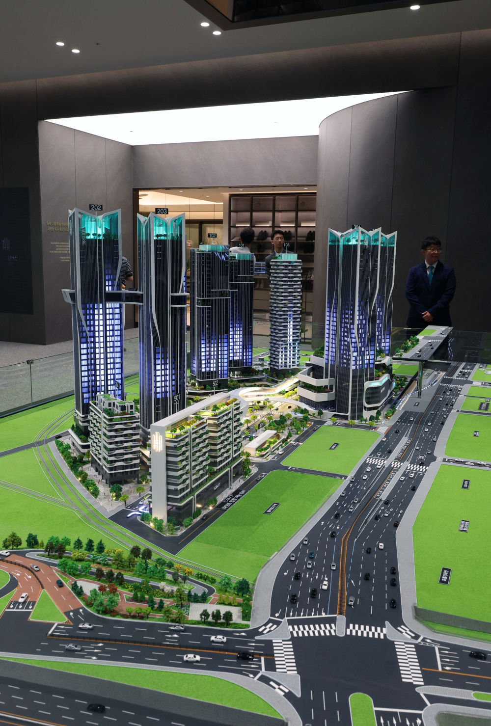 ▲HDC현대산업개발과 포스코이앤씨가 9일 서울 용산구 베르가모 웨딩홀에 ‘용산정비창 전면 제1구역’ 재개발 홍보관을 나란히 열고 조합원 표심 잡기에 나섰다. 이날 포스코이앤씨 홍보관에 ‘오티에르 용산’ 모형이 전시돼 있다. (이투데이DB)