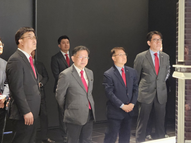 ▲정경구(왼쪽 두 번째) HDC현대산업개발 대표와 조태제 CSO가 9일 서울 용산구 베르가모 웨딩홀에 마련된 ‘용산정비창 전면 제1구역’ 재개발 홍보관 내부를 둘러보고 있다. (사진=정용욱 기자 dragon@)