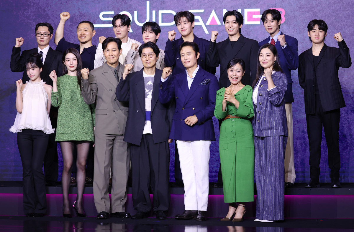 ▲9일 서울 용산구 드래곤시티 호텔에서 열린 넷플릭스 글로벌 흥행작 '오징어 게임' 시즌3 제작발표회에서 감독 및 출연 배우들이 포즈를 취하고 있다.