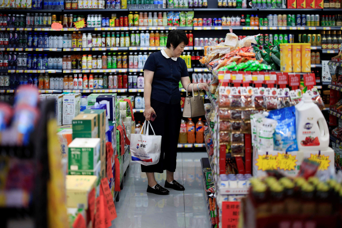 ▲중국 랴오닝성 선양에 있는 한 마켓에서 한 여성이 9일 쇼핑을 하고 있다. 선양(중국)/AFP연합뉴스