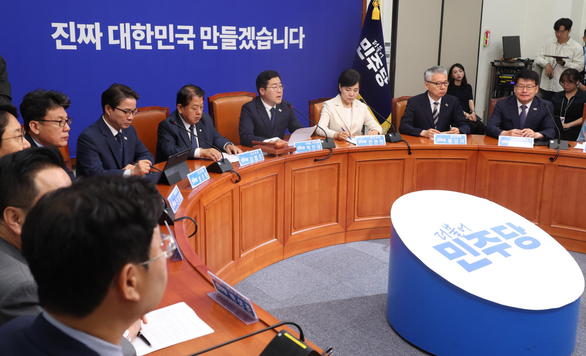 ▲박찬대 더불어민주당 당대표 직무대행 겸 원내대표가 9일 오전 서울 여의도 국회에서 열린 최고위원회의에서 발언을 하고 있다. (사진=뉴시스)