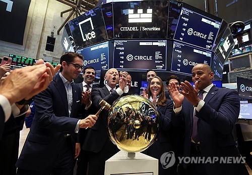 ▲제레미 알레어 서클 창업자(왼쪽)가 6일(현지시간) 뉴욕증권거래소에서 서클 상장 후 환호하고 있다. (연합뉴스/로이터)