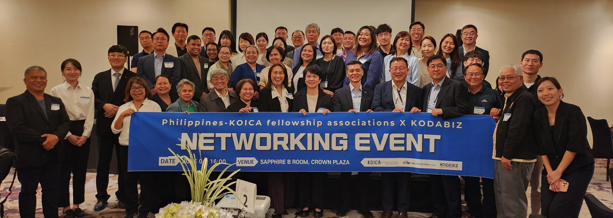 ▲한국서부발전은 2일부터 6일까지 우수 협력중소기업과 한국국제협력단(KOICA) 중점지원기업 등 13개 기업이 참여한 ‘해외시장 개척단’을 필리핀에 파견했다. 사진은 정영선 코이카 필리핀 사무소장(앞줄 오른쪽 여섯 번째)과 현지 관계자, 서부발전 관계자 등 참여자들이 기념 촬영하는 모습. (사진제공=한국서부발전)