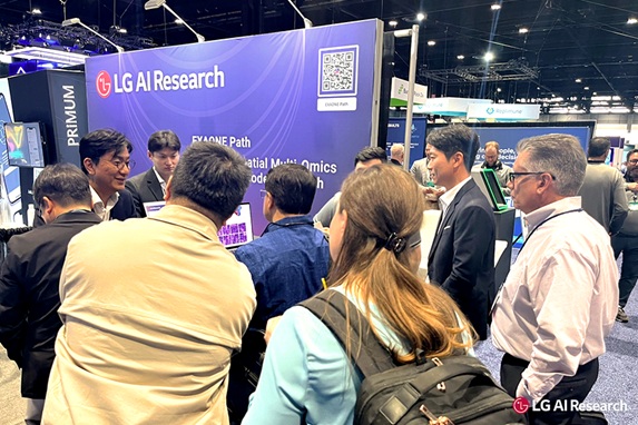 ▲LG AI연구원은 지난달 30일(현지시간)부터 이달 3일까지 미국 시카고에서 열린 ASCO 2025에 참가해 조직병리 이미지 분석에 특화된 '엑사원 패스 1.5' 모델을 공개했다. 사진은 현장 부스 전경. (자료제공=LG AI연구원)