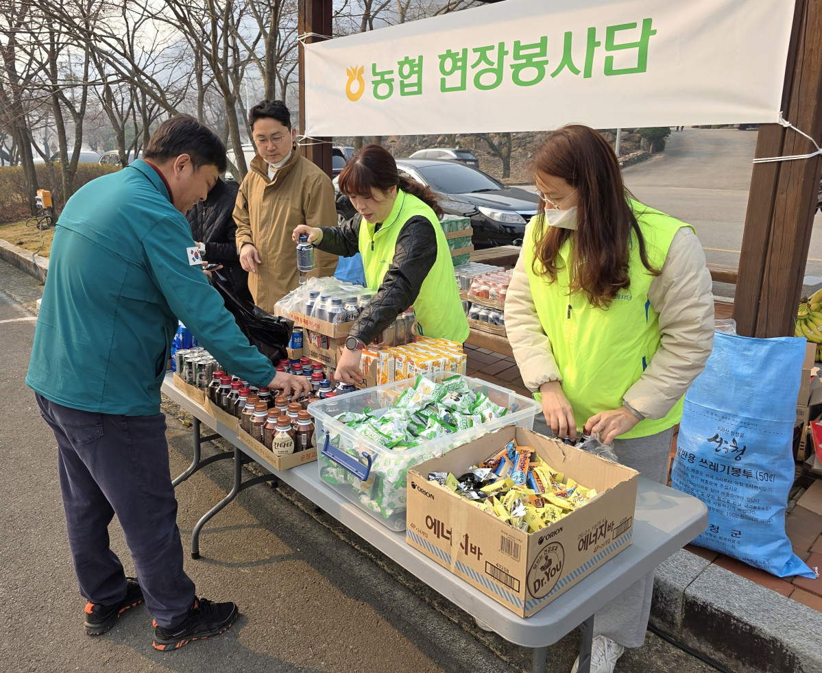 ▲농협 현장봉사단이 산불 피해 지역에서 주민에게 음료수와 에너지 바 등 생필품을 지원하고 있다. (경기농협)