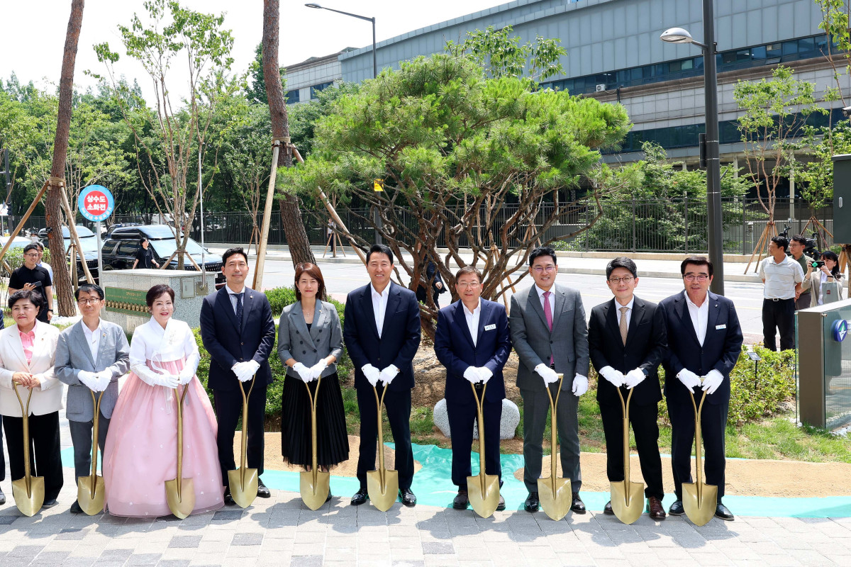 ▲9일 서울 광진구 광진구청에서 열린 신청사 개청 기념식에서 오세훈 서울시장과 김경호 광진구청장, 고민정, 이정헌 국회의원 등 내빈들이 기념식수를 하고 있다. 신태현 기자 holjjak@