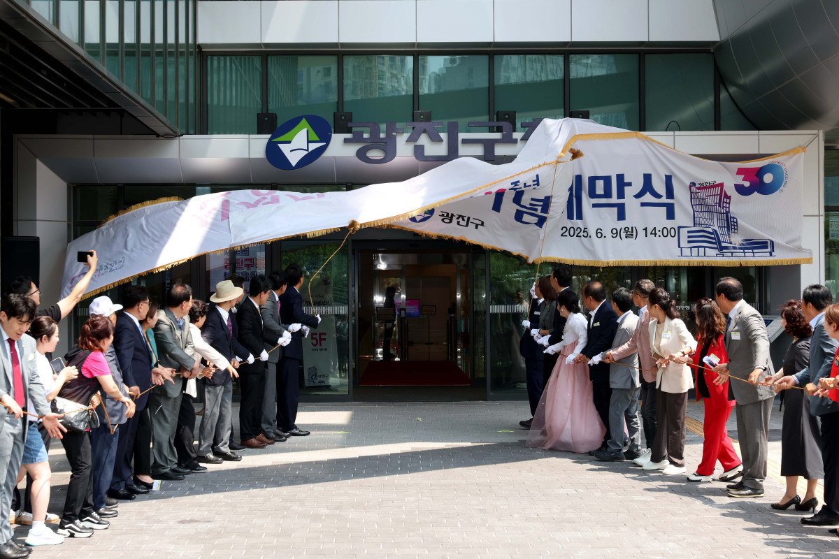 ▲9일 서울 광진구 광진구청에서 열린 신청사 개청 기념식에서 오세훈 서울시장과 김경호 광진구청장, 고민정, 이정헌 국회의원 등 내빈들이 현판 제막식을 갖고 있다. 신태현 기자 holjjak@