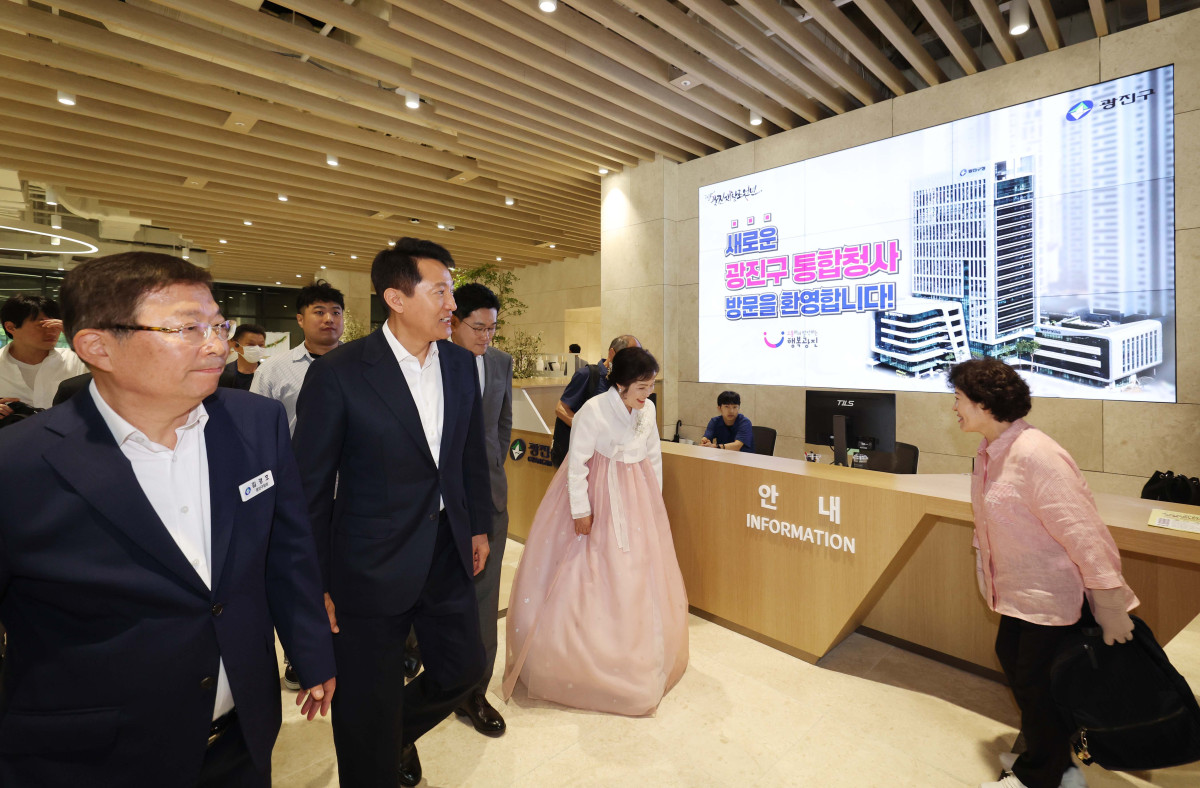 ▲9일 서울 광진구 광진구청에서 열린 신청사 개청 기념식에서 오세훈 서울시장과 김경호 광진구청장 등이 청사를 둘러보고 있다. 신태현 기자 holjjak@