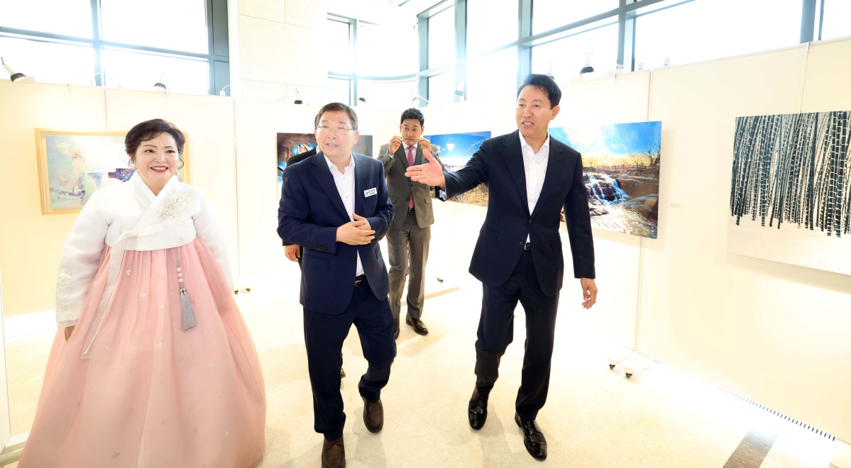 ▲9일 서울 광진구 광진구청에서 열린 신청사 개청 기념식에서 오세훈 서울시장과 김경호 광진구청장 등이 청사를 둘러보고 있다. 신태현 기자 holjjak@