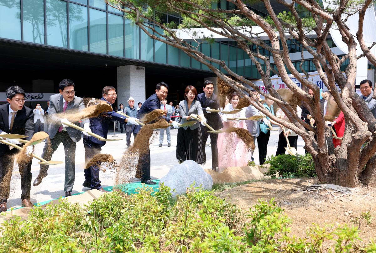 ▲9일 서울 광진구 광진구청에서 열린 신청사 개청 기념식에서 오세훈 서울시장과 김경호 광진구청장, 고민정, 이정헌 국회의원 등 내빈들이 기념식수를 하고 있다. 신태현 기자 holjjak@
