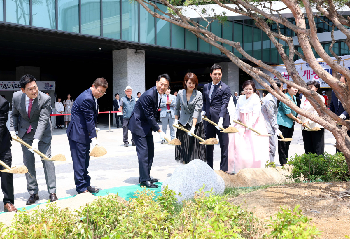 ▲9일 서울 광진구 광진구청에서 열린 신청사 개청 기념식에서 오세훈 서울시장과 김경호 광진구청장, 고민정, 이정헌 국회의원 등 내빈들이 기념식수를 하고 있다. 신태현 기자 holjjak@