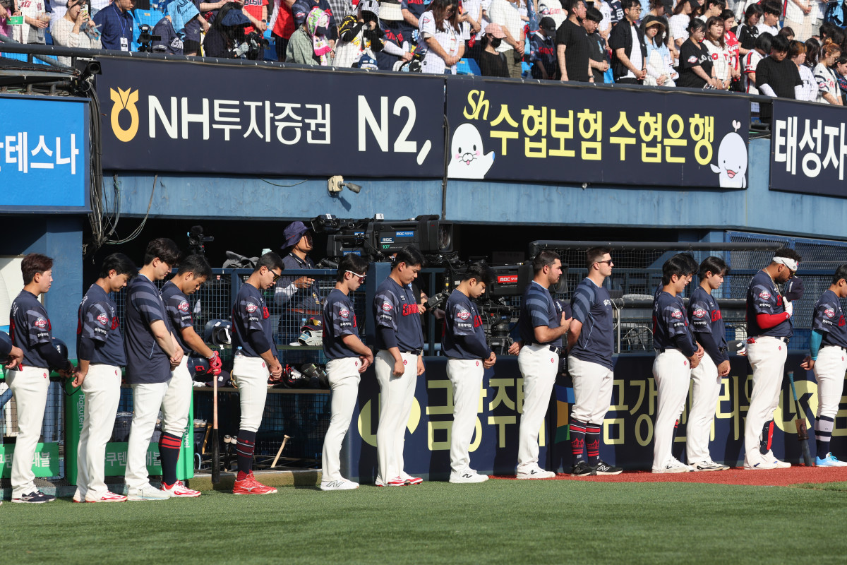 ▲현충일인 6월 6일 서울 잠실야구장에서 열린 프로야구 롯데 자이언츠와 두산 베어스의 경기에 앞서 롯데 선수들이 호국영령에 대한 묵념을 하고 있다.  (연합뉴스)