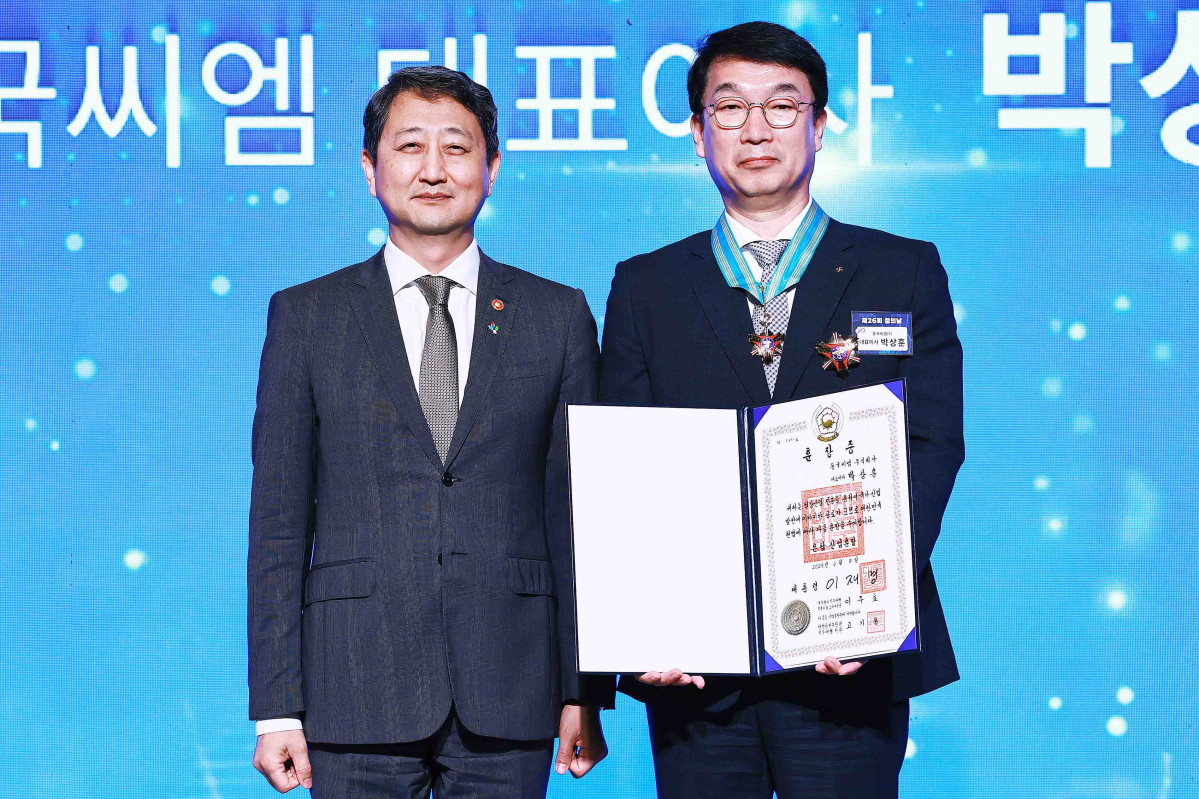 ▲박상훈 동국씨엠 대표이사(오른쪽)가 9일 서울 삼성동 그랜드 인터컨티넨탈 파르나스 호텔에서 열린 ‘제26회 철의 날’ 기념행사에서 은탑산업훈장을 수상한 뒤 안덕근 산업통상자원부 장관과 기념 촬영을 하고 있다. (사진제공=산업통상자원부)