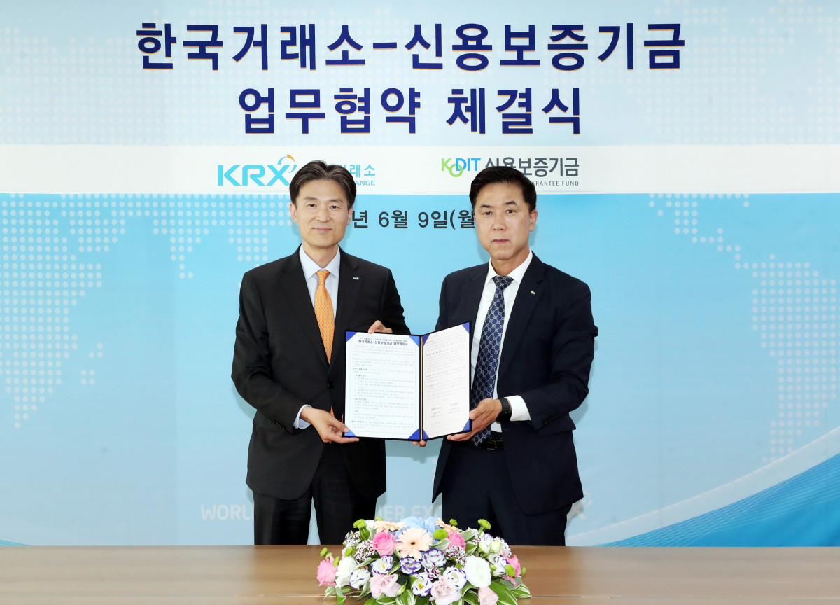 ▲한국거래소는 9일 서울사옥에서 신용보증기금과 우수 기술기업의 코스닥시장 상장 활성화를 위해 전문평가업무 등과 관련한 상호 협력관계를 구축하고자 코스닥 기술특례상장 전문평가에 관한 업무협약을 체결했다. (사진=한국거래소)