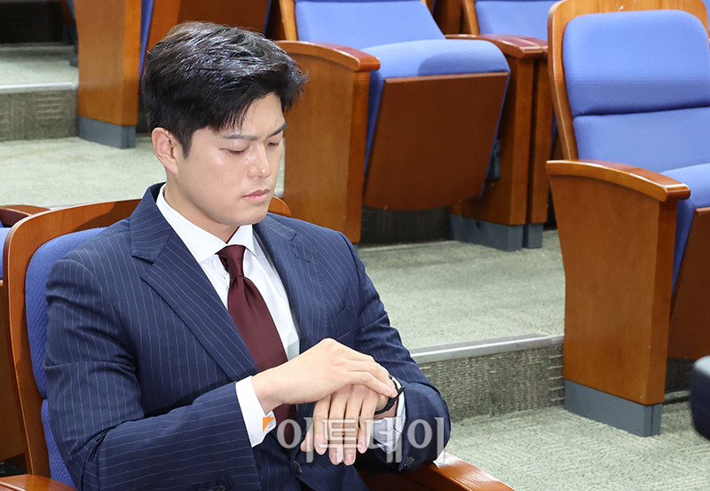 ▲김용태 국민의힘 비상대책위원장이 9일 서울 여의도 국회에서 열린 의원총회에 참석하고 있다. 고이란 기자 photoeran@