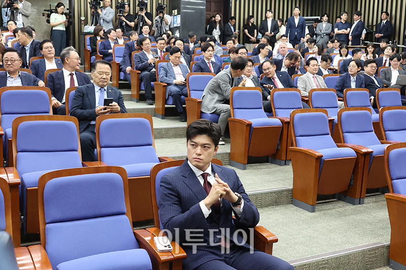 ▲김용태 국민의힘 비상대책위원장이 9일 서울 여의도 국회에서 열린 의원총회에 참석하고 있다. 고이란 기자 photoeran@