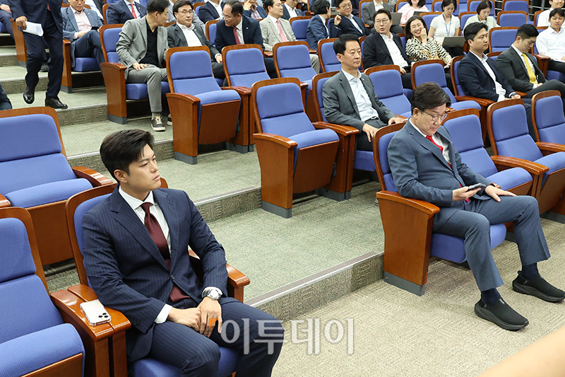 ▲김용태(앞줄 왼쪽) 국민의힘 비상대책위원장과 권성동(앞줄 오른쪽) 원내대표가 9일 서울 여의도 국회에서 열린 의원총회에 참석하고 있다. 고이란 기자 photoeran@